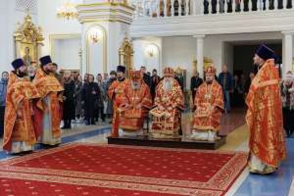 БОЖЕСТВЕННАЯ ЛИТУРГИЯ В СПАСО-ВОЗНЕСЕНСКОМ КАФЕДРАЛЬНОМ СОБОРЕ УЛЬЯНОВСКА