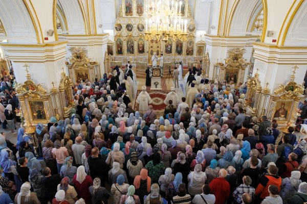 КРЕСТНЫЙ ХОД И ПРАЗДНИЧНОЕ БОГОСЛУЖЕНИЕ: В СИМБИРСКЕ ВСТРЕТИЛИ КАЗАНСКУЮ ЖАДОВСКУЮ ИКОНУ БОЖИЕЙ МАТЕРИ.