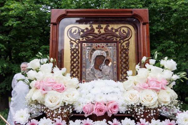 КРЕСТНЫЙ ХОД И ПРАЗДНИЧНОЕ БОГОСЛУЖЕНИЕ: В СИМБИРСКЕ ВСТРЕТИЛИ КАЗАНСКУЮ ЖАДОВСКУЮ ИКОНУ БОЖИЕЙ МАТЕРИ.