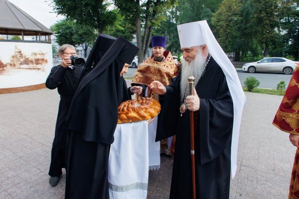 ВЕЛИКОЕ ОСВЯЩЕНИЕ И БОЖЕСТВЕННАЯ ЛИТУРГИЯ В ХРАМЕ ВО ИМЯ СВЯТЫХ ЦАРСТВЕННЫХ СТРАСТОТЕРПЦЕВ СПАССКОГО ЖЕНСКОГО МОНАСТЫРЯ В УЛЬЯНОВСКЕ