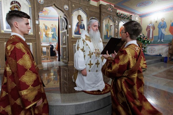 ВЕЛИКОЕ ОСВЯЩЕНИЕ И БОЖЕСТВЕННАЯ ЛИТУРГИЯ В ХРАМЕ ВО ИМЯ СВЯТЫХ ЦАРСТВЕННЫХ СТРАСТОТЕРПЦЕВ СПАССКОГО ЖЕНСКОГО МОНАСТЫРЯ В УЛЬЯНОВСКЕ