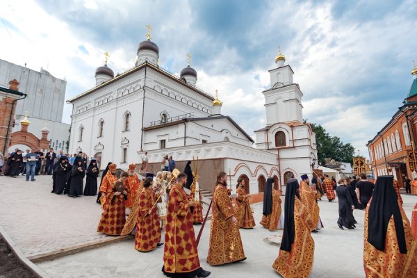 ВЕЛИКОЕ ОСВЯЩЕНИЕ И БОЖЕСТВЕННАЯ ЛИТУРГИЯ В ХРАМЕ ВО ИМЯ СВЯТЫХ ЦАРСТВЕННЫХ СТРАСТОТЕРПЦЕВ СПАССКОГО ЖЕНСКОГО МОНАСТЫРЯ В УЛЬЯНОВСКЕ