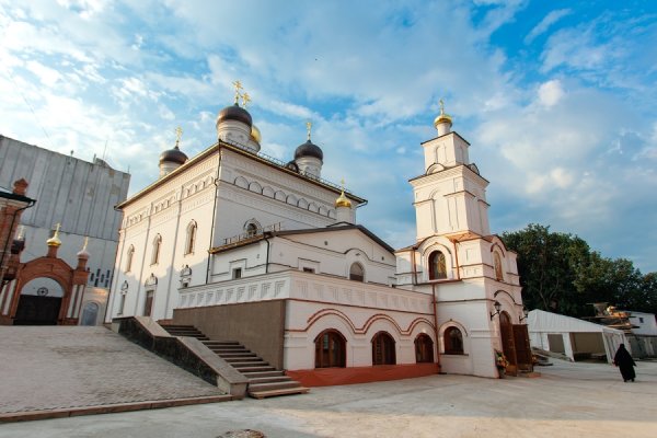 ВЕЛИКОЕ ОСВЯЩЕНИЕ И БОЖЕСТВЕННАЯ ЛИТУРГИЯ В ХРАМЕ ВО ИМЯ СВЯТЫХ ЦАРСТВЕННЫХ СТРАСТОТЕРПЦЕВ СПАССКОГО ЖЕНСКОГО МОНАСТЫРЯ В УЛЬЯНОВСКЕ