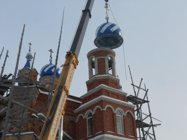 В с. Шаховское на колокольне Покровского храма установлены купол с крестом и колокола