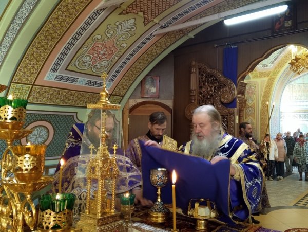 Архиерейское богослужение в соборе Святой Троицы г. Барыш в день поклонения Животворящему Кресту Господню.