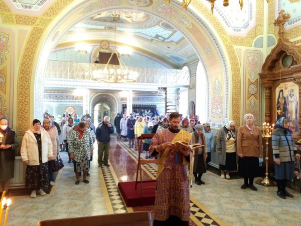 Архиерейское богослужение в соборе Святой Троицы г. Барыш в день поклонения Животворящему Кресту Господню.