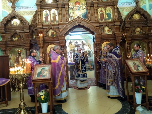 Архиерейское богослужение в соборе Святой Троицы г. Барыш в день поклонения Животворящему Кресту Господню.