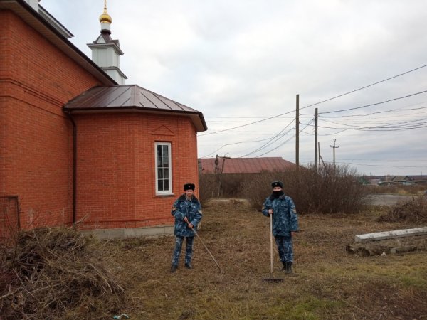 Сотрудники СИЗО- 3 г.Инзы УФСИН России по Ульяновской области помогли в уборке территории храма в честь Рождества Пресвятой Богородицы села Коржевка Инзенского района