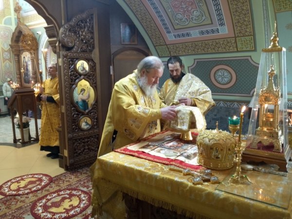 Литургия Архиерейским чином в Троицком соборе