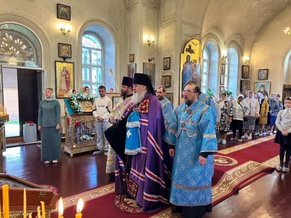 Епископ Филарет возглавил воскресную молитву в храме Николая Угодника с. Новая Ханинеевка
