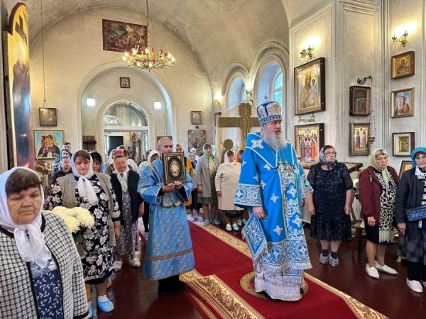Епископ Филарет возглавил воскресную молитву в храме Николая Угодника с. Новая Ханинеевка
