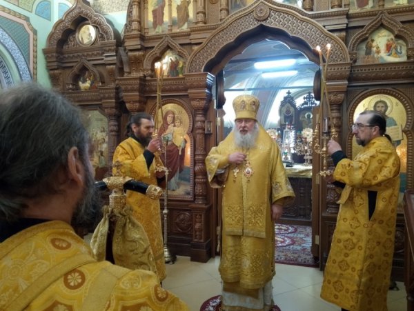 Воскресная Архиерейская литургия в Троицком соборе