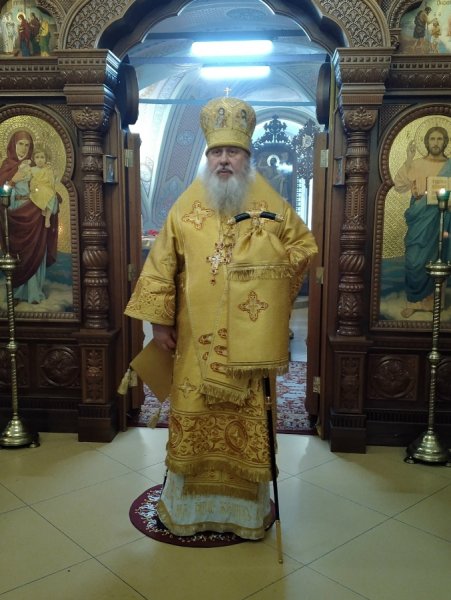 Епископ Филарет совершил Божественную литургию в Троицком соборе