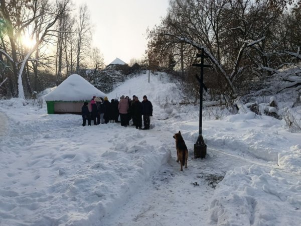 На месте старинного источника водрузили православный крест