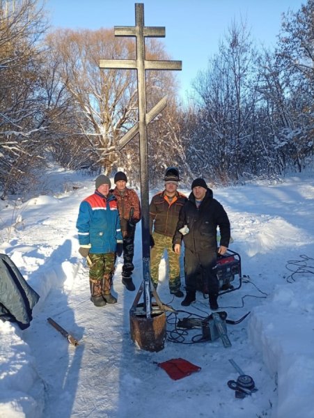 На месте старинного источника водрузили православный крест