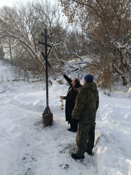На месте старинного источника водрузили православный крест