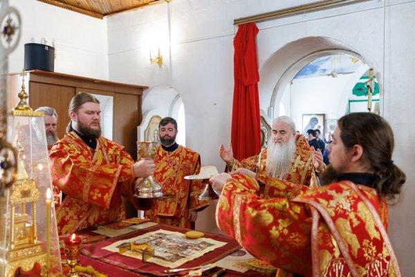 Божественная литургия в храме во имя святителя Николая Чудотворца р.п. Николаевка