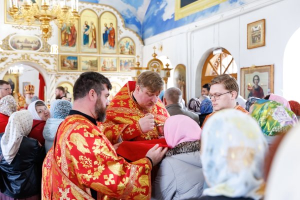 Божественная литургия в храме во имя святителя Николая Чудотворца р.п. Николаевка