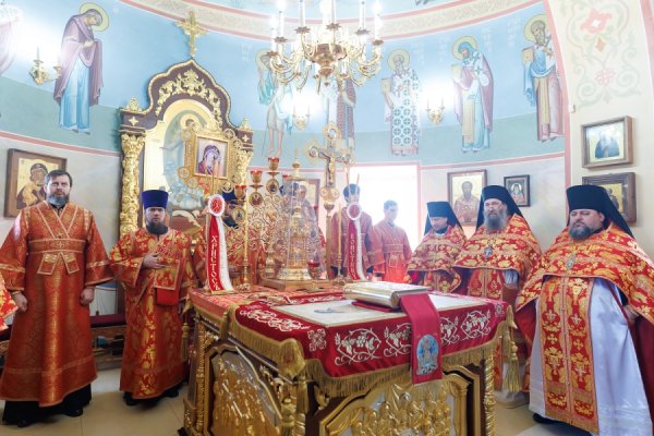 Божественная литургия в храме в честь Казанской иконы Божией Матери Свято-Богородице-Казанского Жадовского мужского монастыря п. Самородки