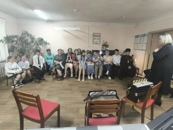 Священник посетил детскую школу искусств