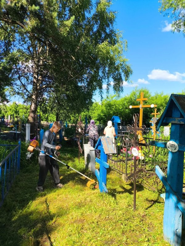 Община храма села Оськино привела в порядок могилу почившего священника