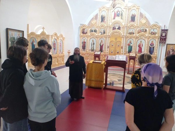Ученики Павловской средней школы №1 приняли участие в уборке Воскресенского храма