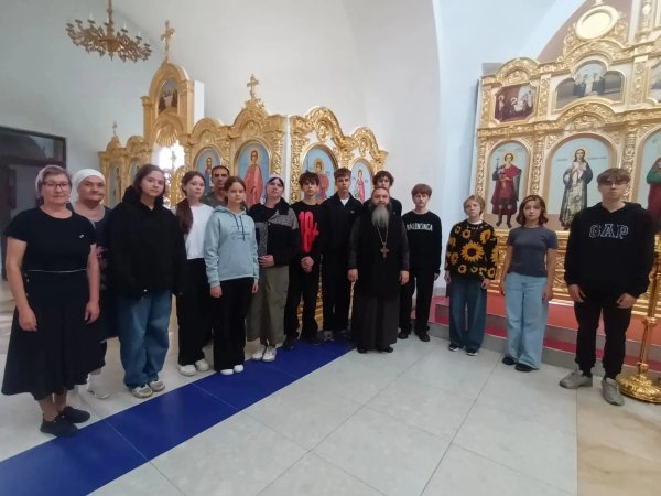 Ученики Павловской средней школы №1 приняли участие в уборке Воскресенского храма