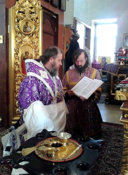 В день празднования Похвалы Божией Матери владыка Филарет совершил Литургию и освятил антиминсы для новых храмов Епархии