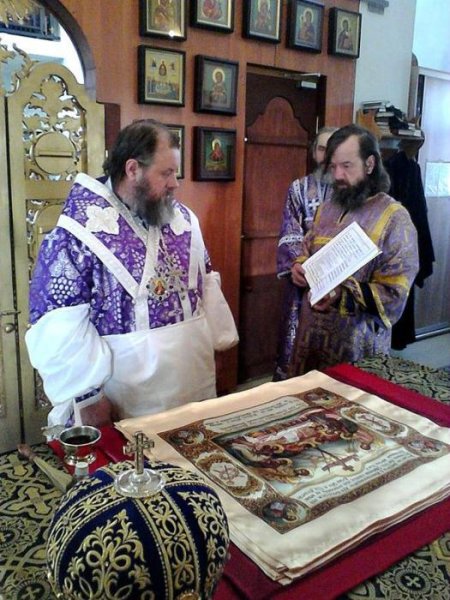 В день празднования Похвалы Божией Матери владыка Филарет совершил Литургию и освятил антиминсы для новых храмов Епархии