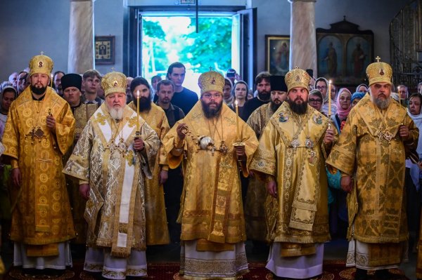 Епископ Александр принял участие в соборном Богослужении в Свято-Успенском Псково-Печерском монастыре г. Пскова