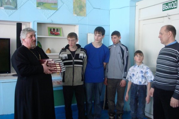 Священник посетил школу-интернат с.Барановка Николаевского района