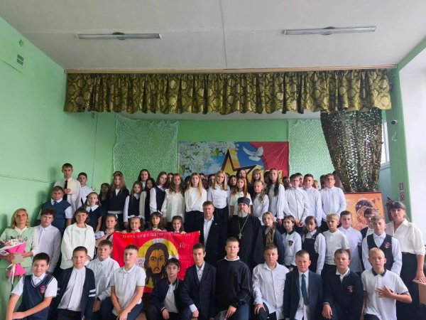 Урок мужества в МБОУ «Инзенская СШ № 4» г.Инзы посетил священнослужитель Барышской епархии