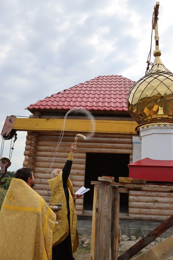 В V благочинии освятили и установили купол с крестом на часовню в память о героях СВО