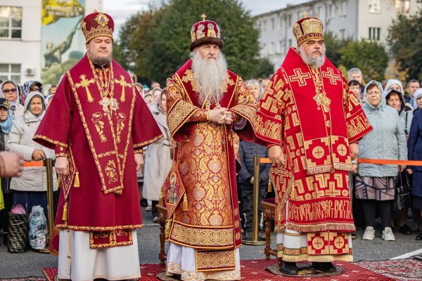 Божественная литургия на Соборной площади г. Ульяновска