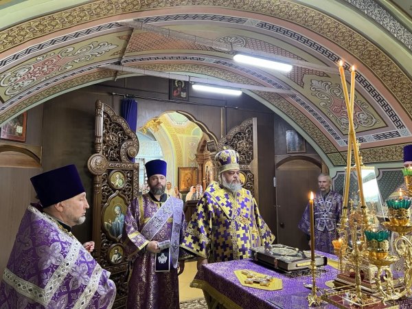 Божественная литургия в день праздника Воздвижения Честного и Животворящего  Креста  Господня