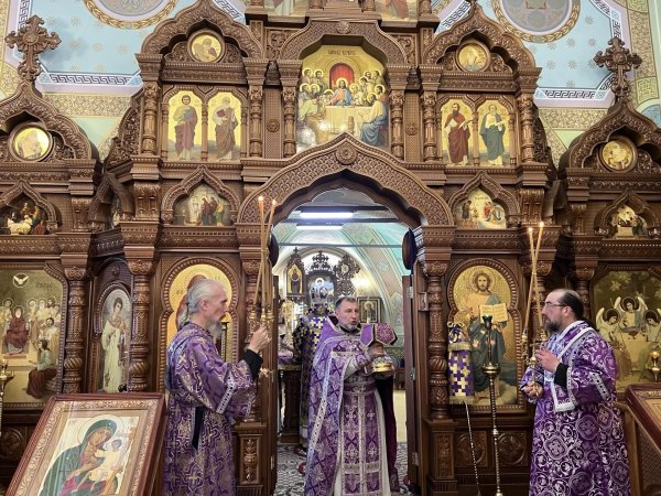 Божественная литургия в день праздника Воздвижения Честного и Животворящего  Креста  Господня