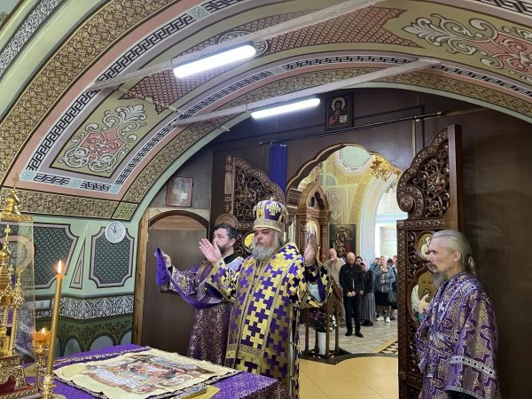 Божественная литургия в день праздника Воздвижения Честного и Животворящего  Креста  Господня