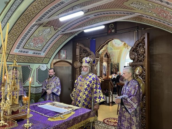 Божественная литургия в день праздника Воздвижения Честного и Животворящего  Креста  Господня