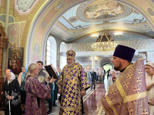 Божественная литургия в день праздника Воздвижения Честного и Животворящего  Креста  Господня