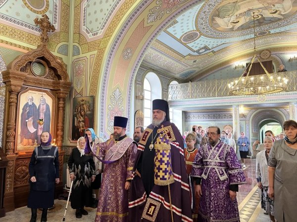 Божественная литургия в день праздника Воздвижения Честного и Животворящего  Креста  Господня