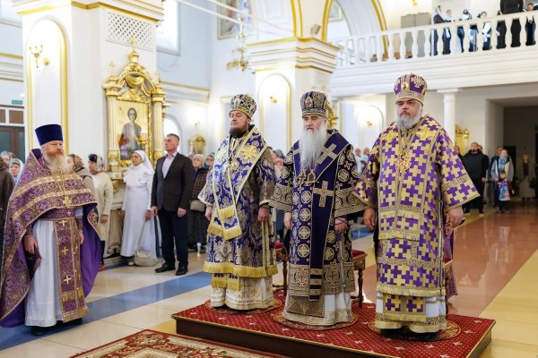 Архиереи Симбирской митрополии совершили соборное богослужение у святыни