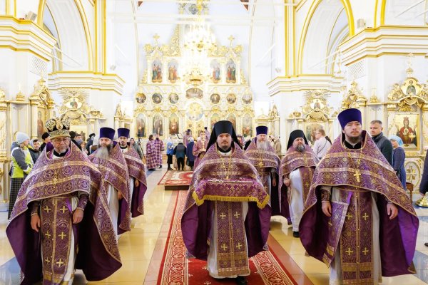 Архиереи Симбирской митрополии совершили соборное богослужение у святыни
