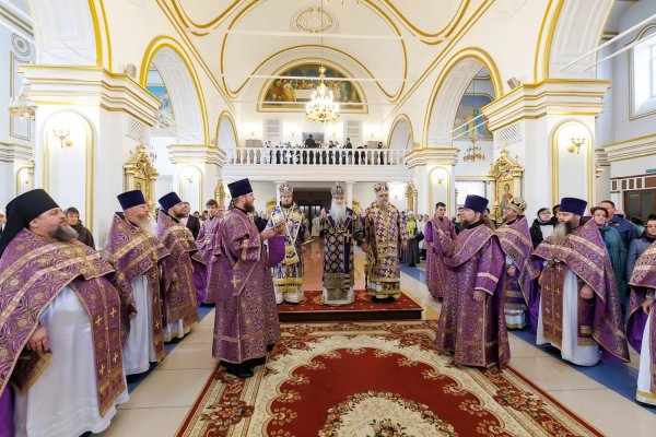 Архиереи Симбирской митрополии совершили соборное богослужение у святыни