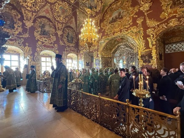 Божественная литургия в Сергиевском трапезном храме Троице-Сергиевой Лавры