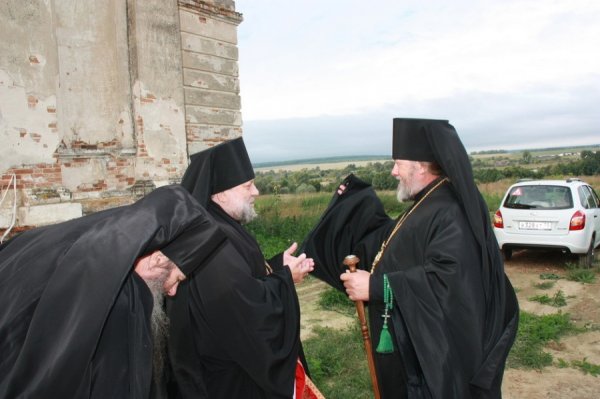 Первая архиерейская служба в Пятино