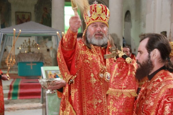 Первая архиерейская служба в Пятино