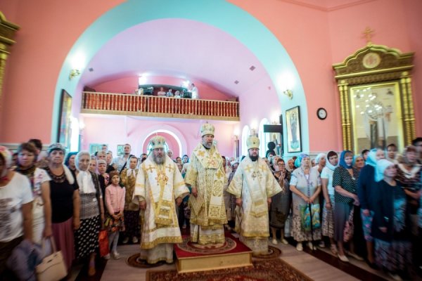 Архипастыри Симбирской митрополии совершили Литургию в Спасо-Преображенском храме г. Димитровграда