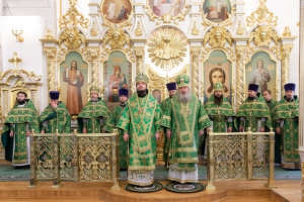 БОЖЕСТВЕННАЯ ЛИТУРГИЯ В СПАСО-ВОЗНЕСЕНСКОМ КАФЕДРАЛЬНОМ СОБОРЕ  УЛЬЯНОВСКА